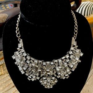 Crystal clear necklace with adjustable closure